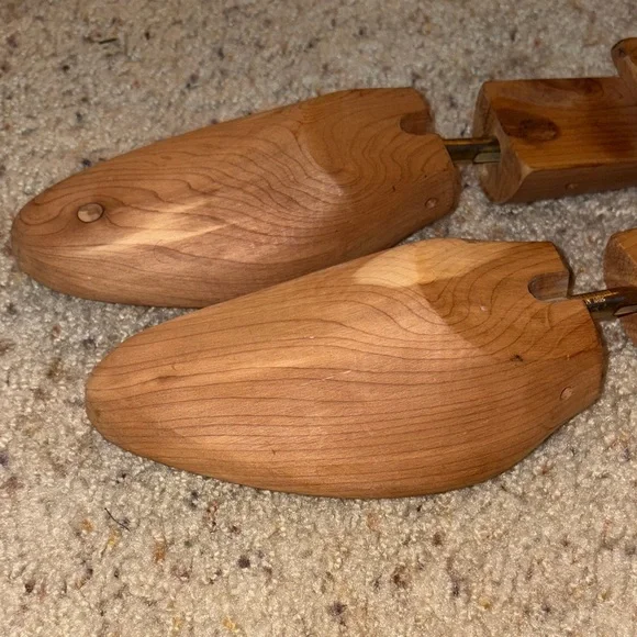 Men’s Cole Haan Shoe Trees Large Cedar Adjustable Brass Pair - Picture 3 of 12